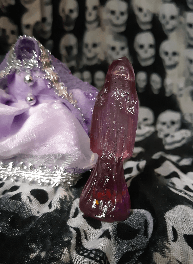 Statuette Santa Muerte violette transparente avec robe
