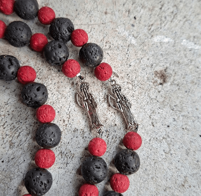 Collier Santa Muerte noir et rouge