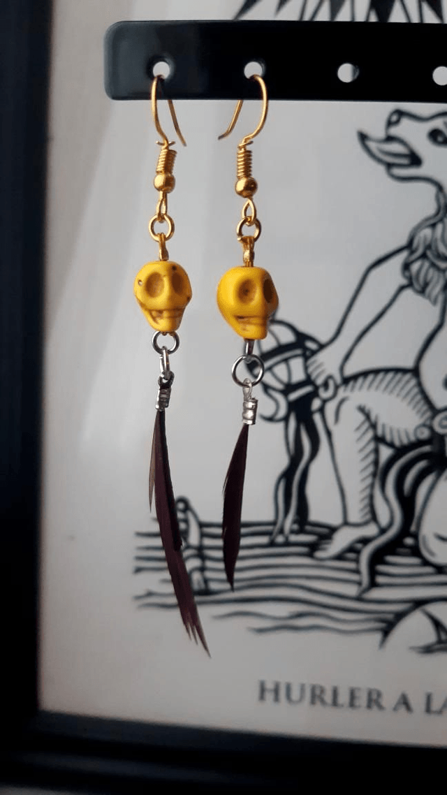 Boucles d'oreilles crâne jaune plume marron