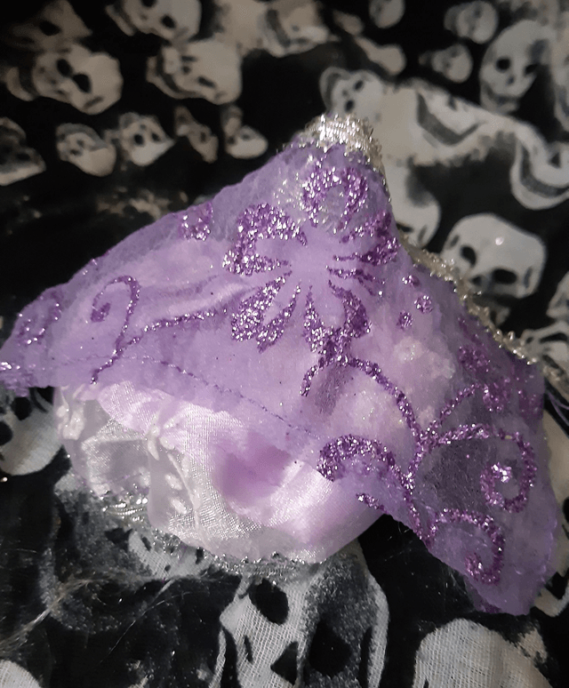 Statuette Santa Muerte violette transparente avec robe