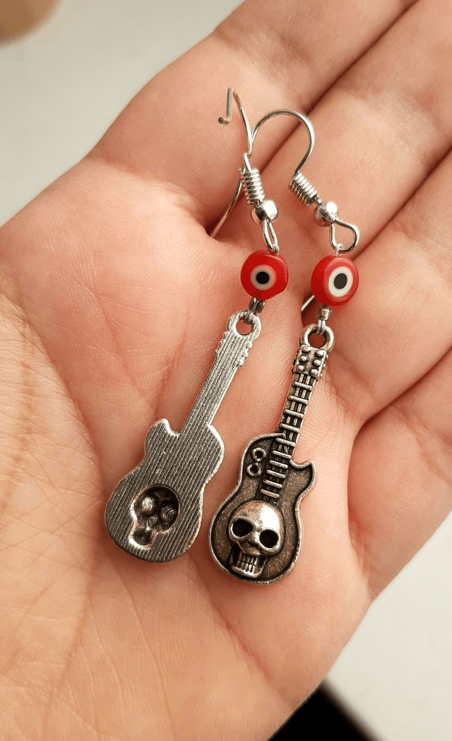 Boucle d'oreille guitare tête de mort