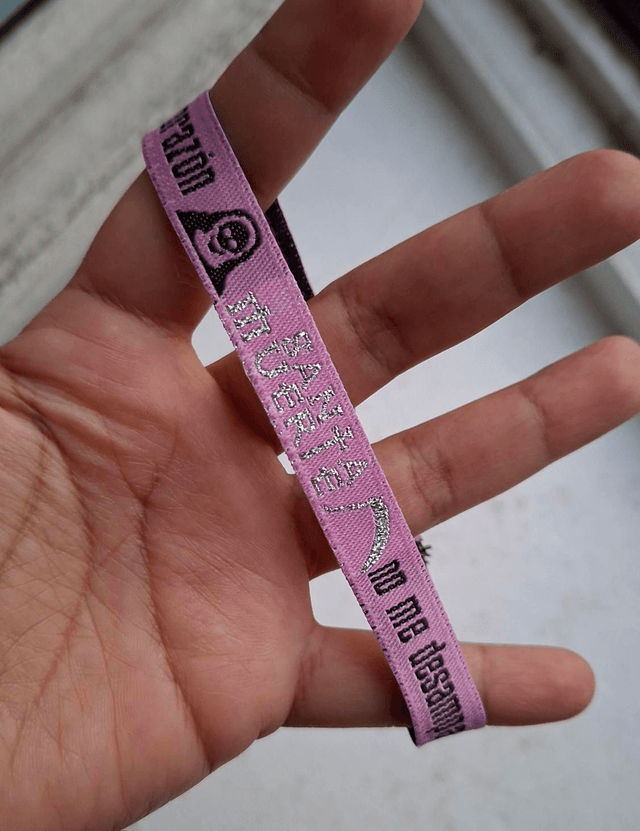 Bracelet tissu Santa Muerte rose/prière 
