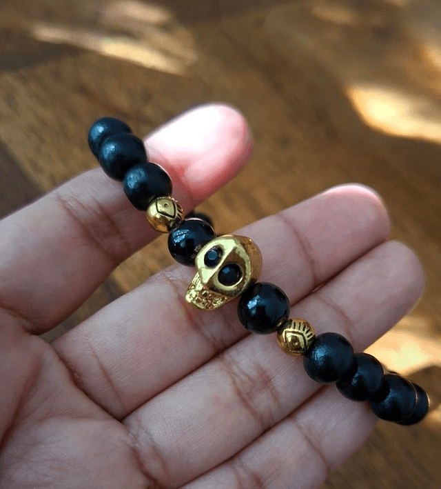 Bracelet noir crâne doré 