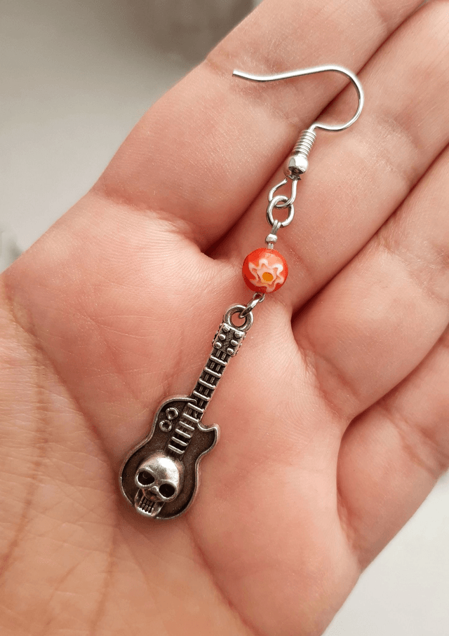 Boucle d'oreille guitare tête de mort
