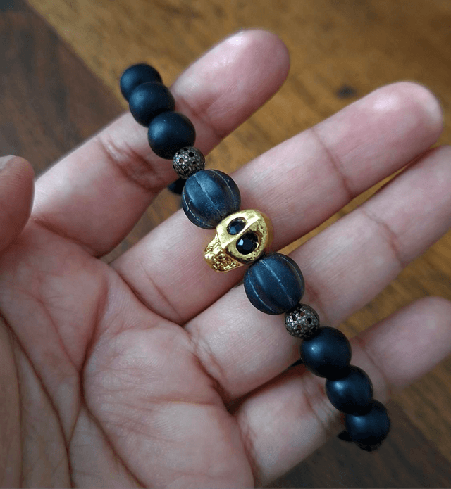 Bracelet noir crâne doré