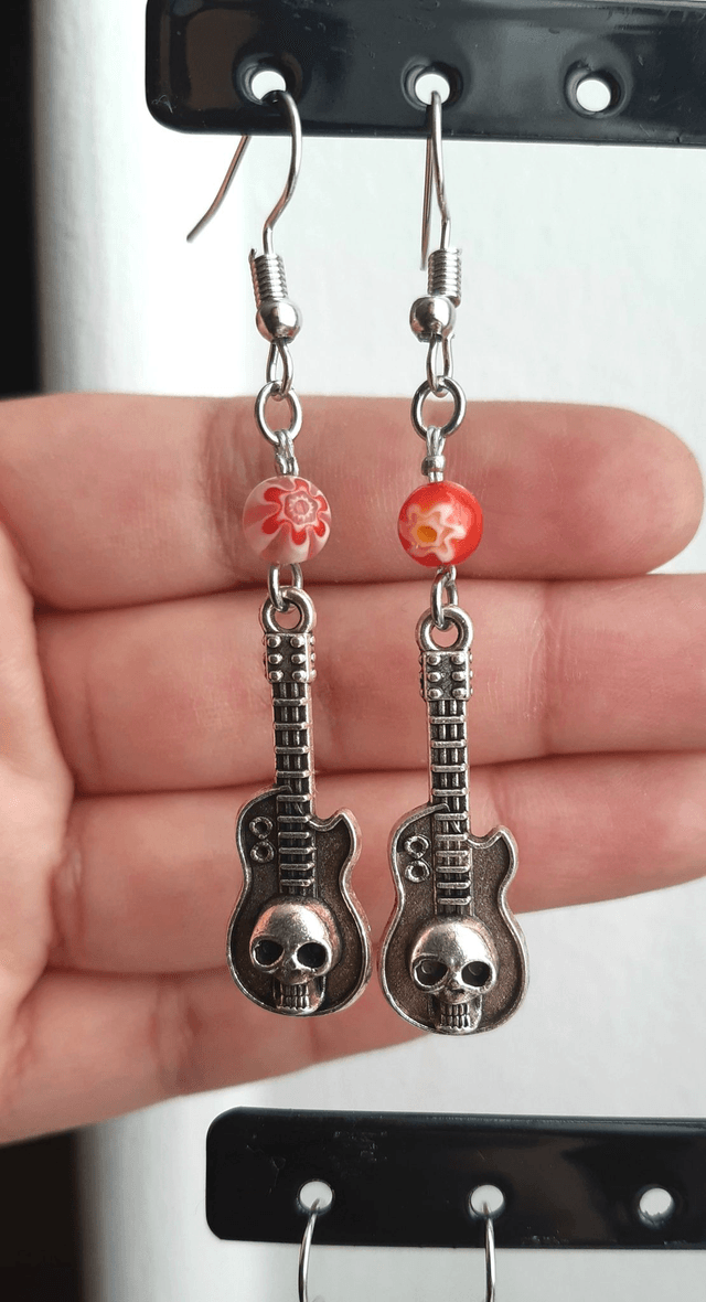 Boucle d'oreille guitare tête de mort