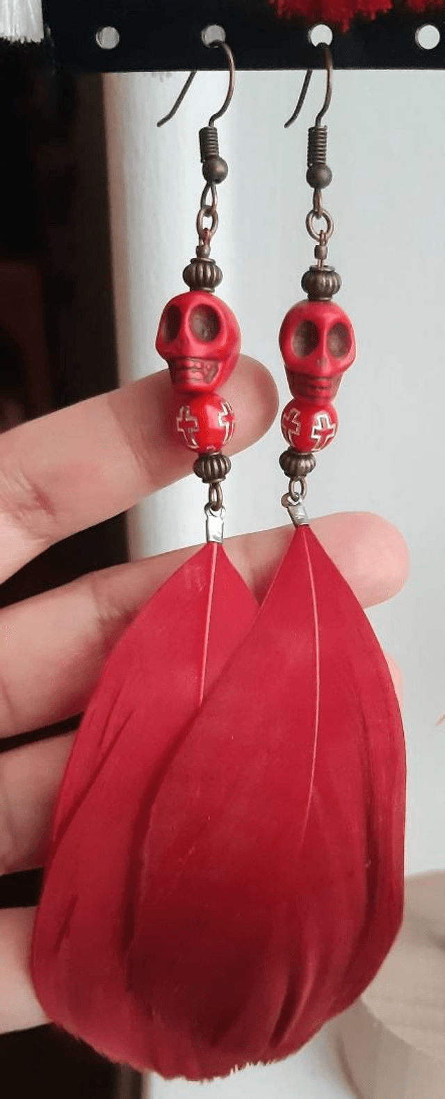 Boucles d'oreilles crâne plume croix chrétienne rouges