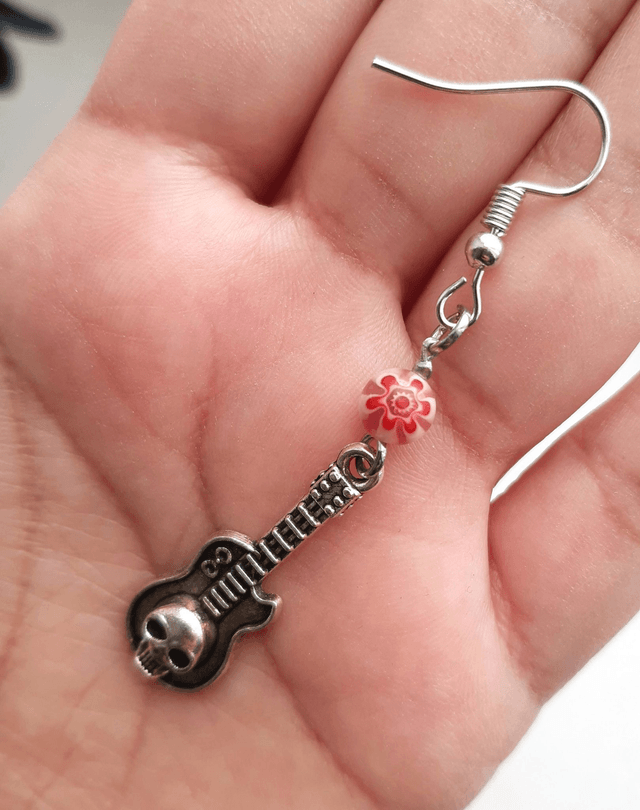Boucle d'oreille guitare tête de mort