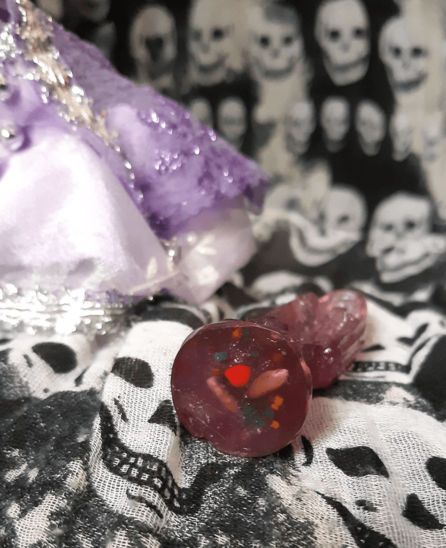 Statuette Santa Muerte violette transparente avec robe
