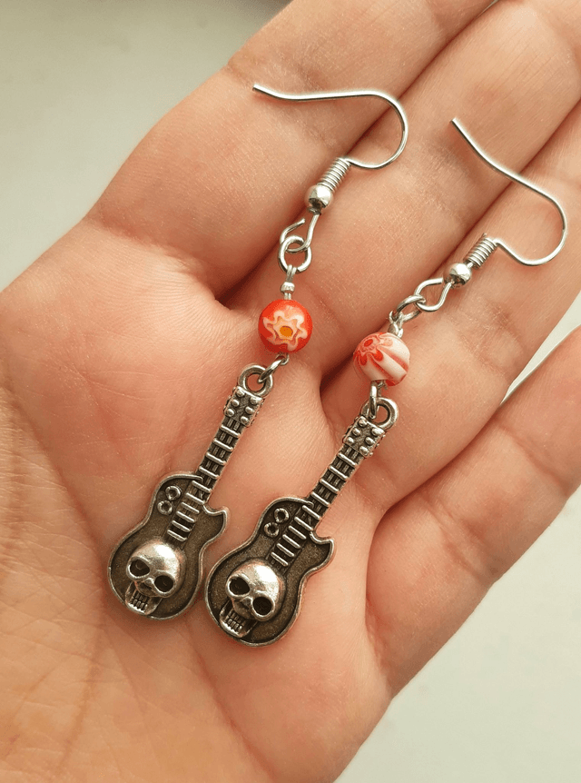 Boucle d'oreille guitare tête de mort