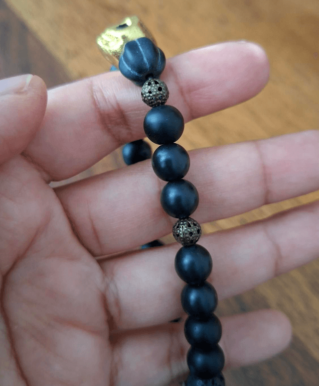 Bracelet noir crâne doré