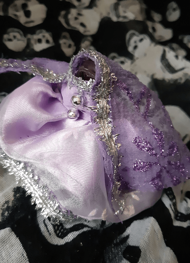 Statuette Santa Muerte violette transparente avec robe