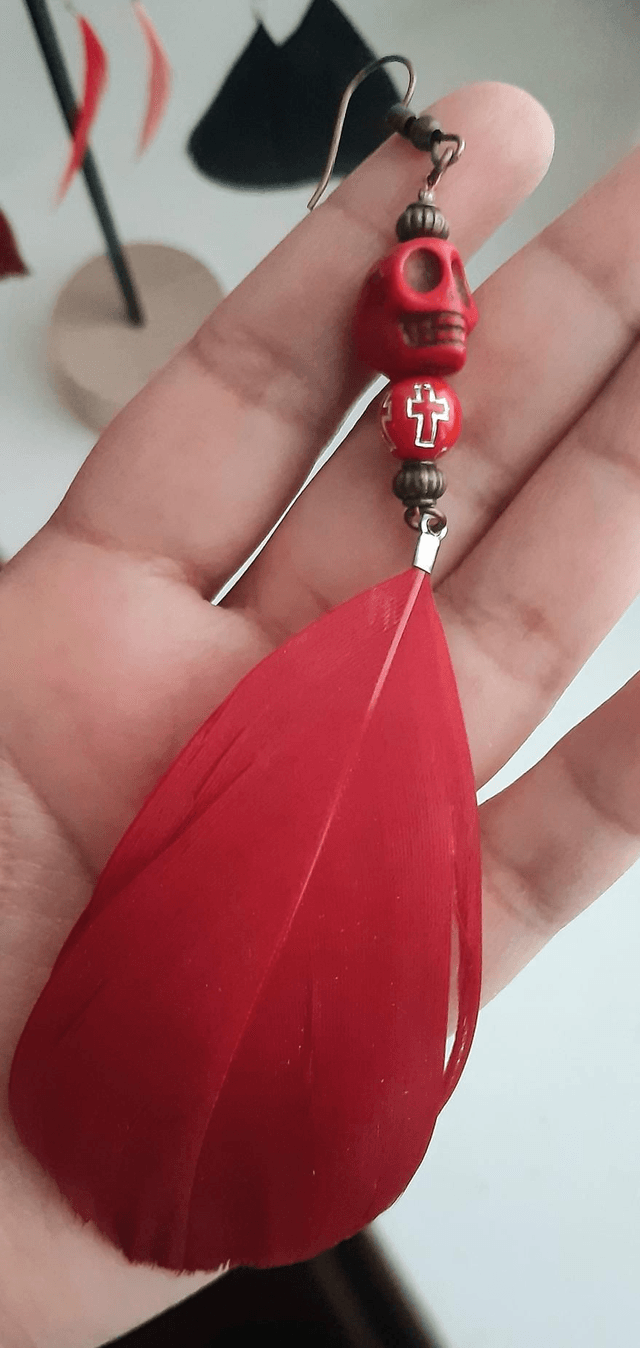 Boucles d'oreilles crâne plume croix chrétienne rouges