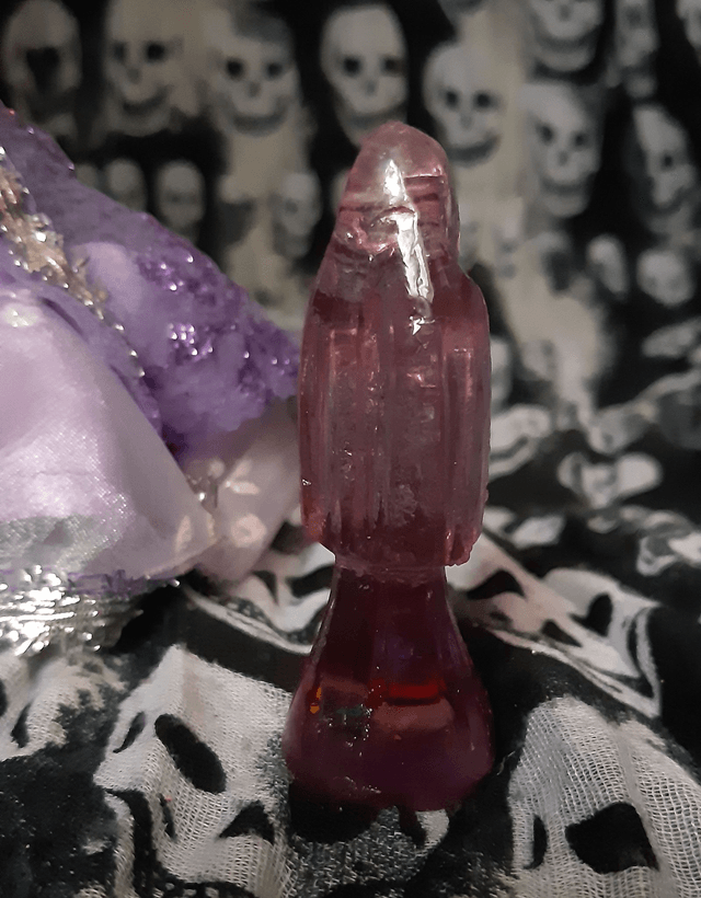 Statuette Santa Muerte violette transparente avec robe