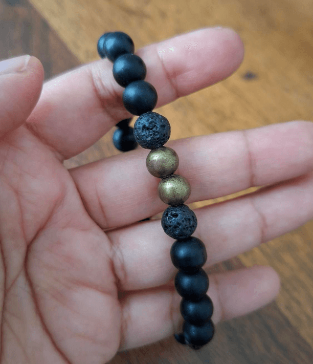 Bracelet noir crâne doré