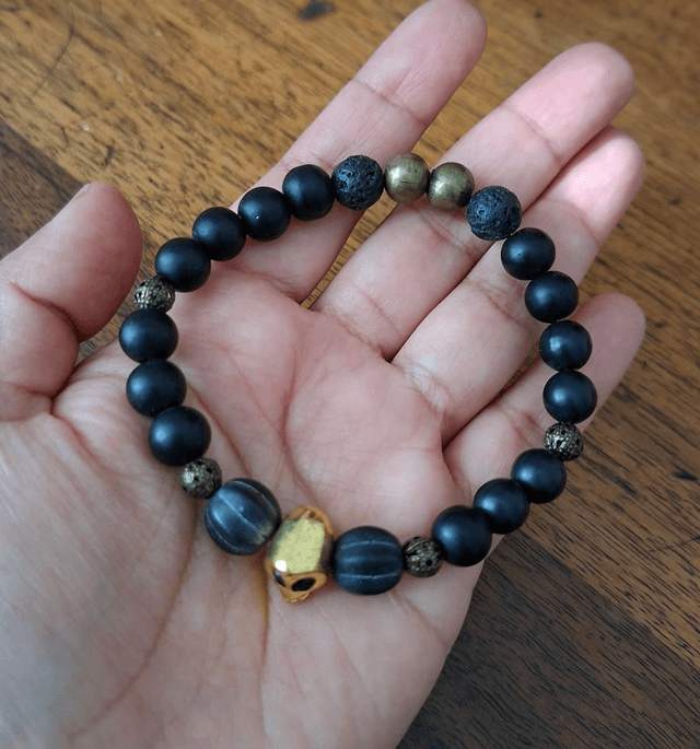 Bracelet noir crâne doré