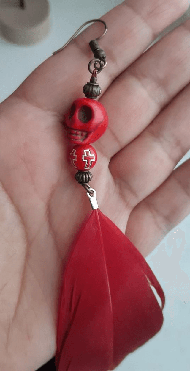 Boucles d'oreilles crâne plume croix chrétienne rouges