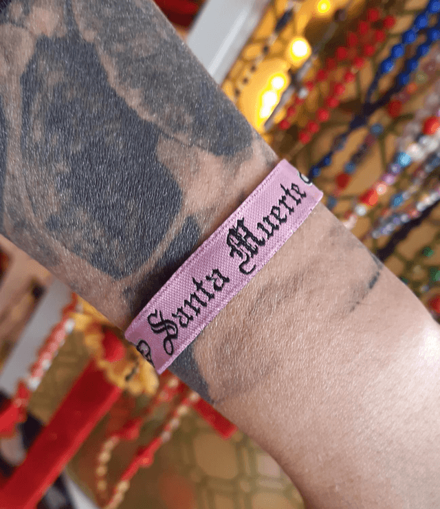 Bracelet tissus Santa Muerte rose