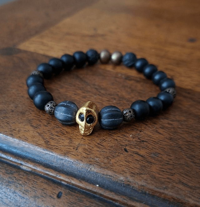 Bracelet noir crâne doré