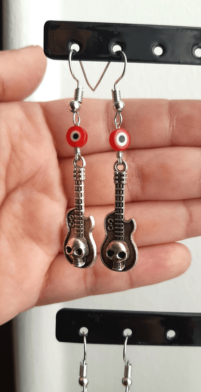 Boucle d&#039;oreille guitare tête de mort